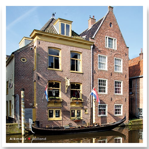 Ansichtkaart Alkmaar, Huizen aan zijdam in centrum
