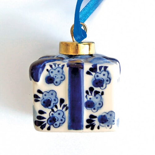 kerstbal Delfts blauw in vorm van cadeautje