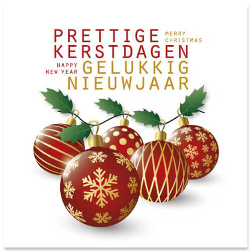 Kerstkaart met rode kerstballen en hulst.