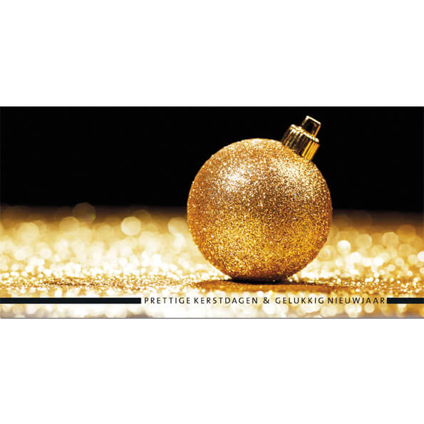 Liggende kerstkaart met sfeervolle foto van gouden kerstbal.