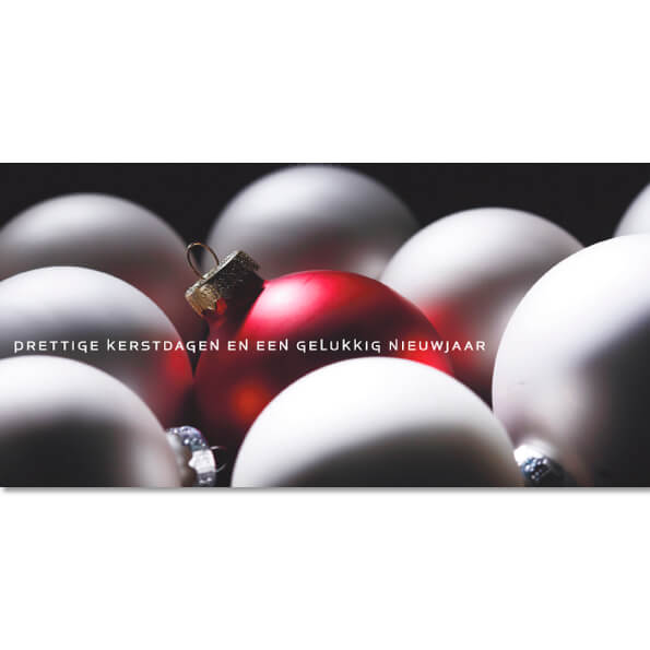 Liggende kerstkaart met foto van meerdere witte kerstballen en een rode