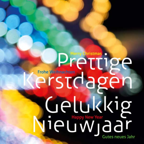 kerstkaart met kleurige vrolijke lichtjes en internationale wensen.