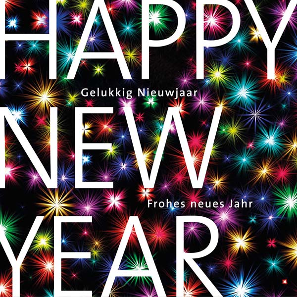 Nieuwjaarskaart met kleurrijk vuurwerk in Nederlands, Engels en Duits