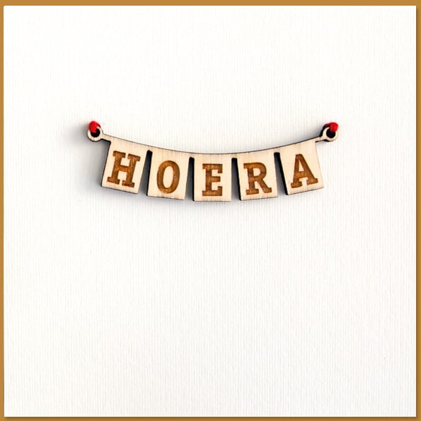Verjaardagskaart met klein slingertje Hoera van hout