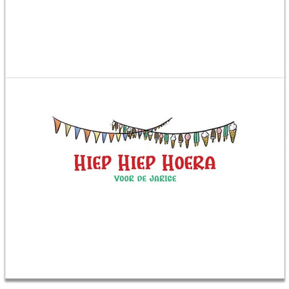 Verjaardagskaartje met slingers en Hiep Hiep Hoera aan de binnenkant