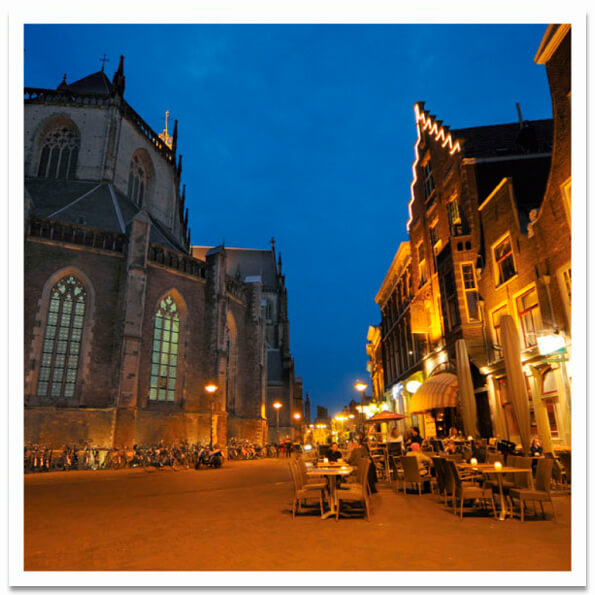 Ansichtkaart Haarlem | Bavokerk in de avond