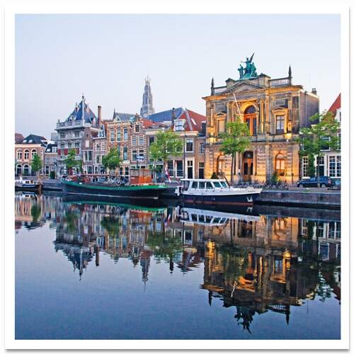 Postkaart Haarlem Spaarne met zicht op Teylers Museum