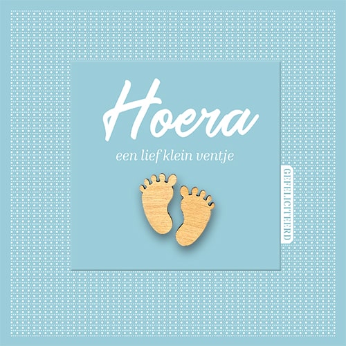 Felicitatiekaartje geboorte jongen, lief klein ventje met houten baby voetjes