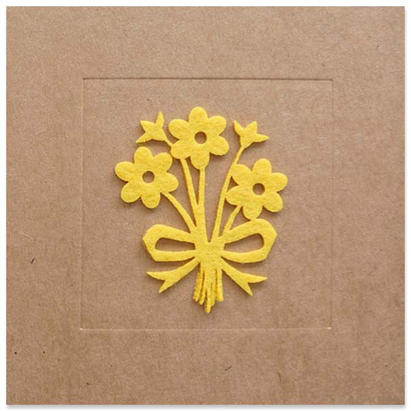 Wenskaart boeketje bloemen in geel vilt