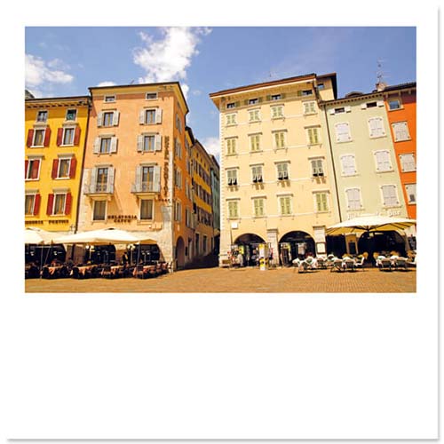 Vakantiekaart Italië, zon op plein aan Gardameer