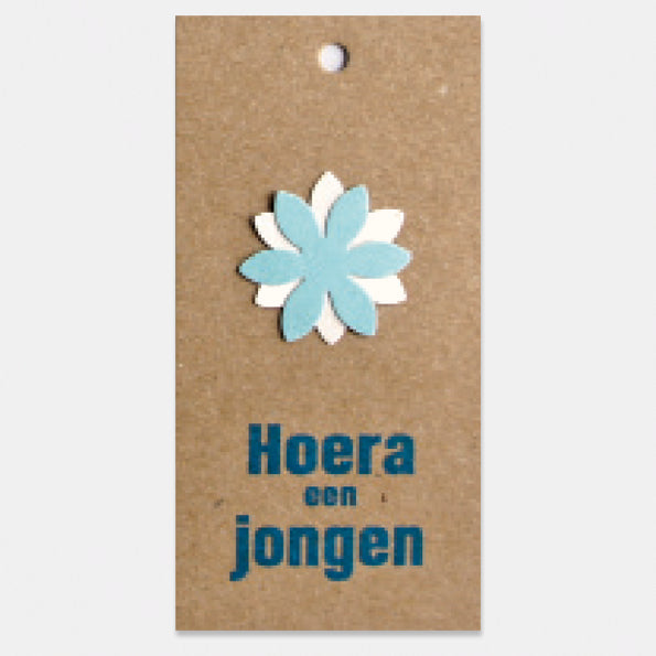 Kado- of bloemkaartje op kraft karton, Hoera een jongen, per stuk. Handgemaakt