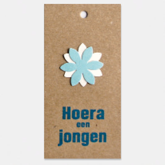 Kado- of bloemkaartje op kraft karton, Hoera een jongen, per stuk. Handgemaakt