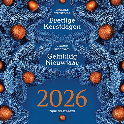 Kerstkaart met blauwe kersttakken, oranje kerstballen en jaartal