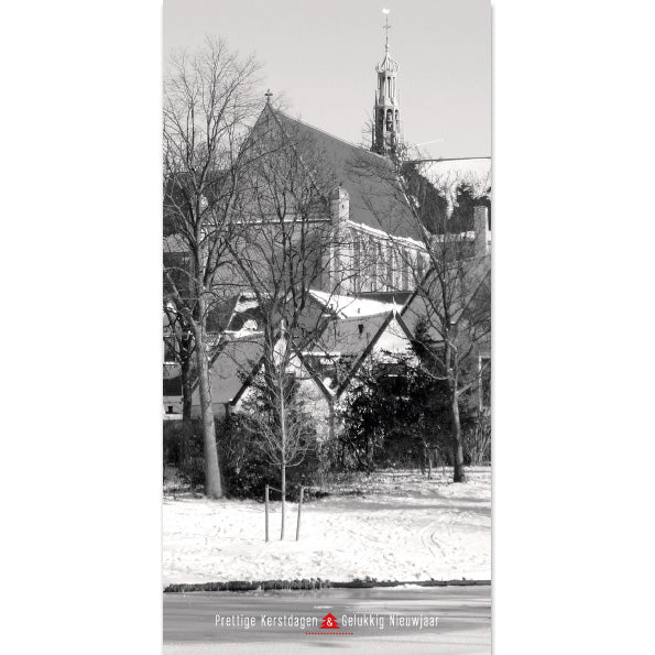 Staande Alkmaarse kerstkaart met Grote of Sint-Laurenskerk en sneeuw