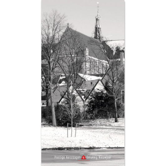 Kerstkaart Alkmaar zwart wit foto Sint-Laurenskerk in sneeuw.