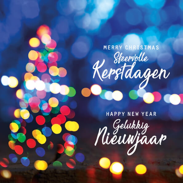 Kerstkaart met kerstboom van kleurrijke lichtjes op blauwe achtergrond