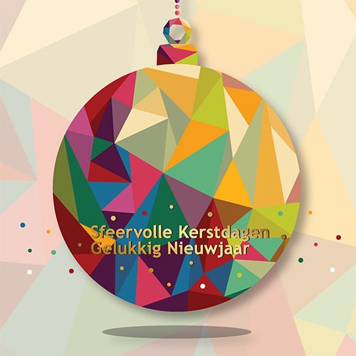 Kerstkaart kerstbal sfeervol en kleur met goud