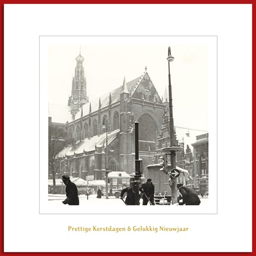 Haarlemse kerstkaart met oude foto van besneeuwde Grote Markt.