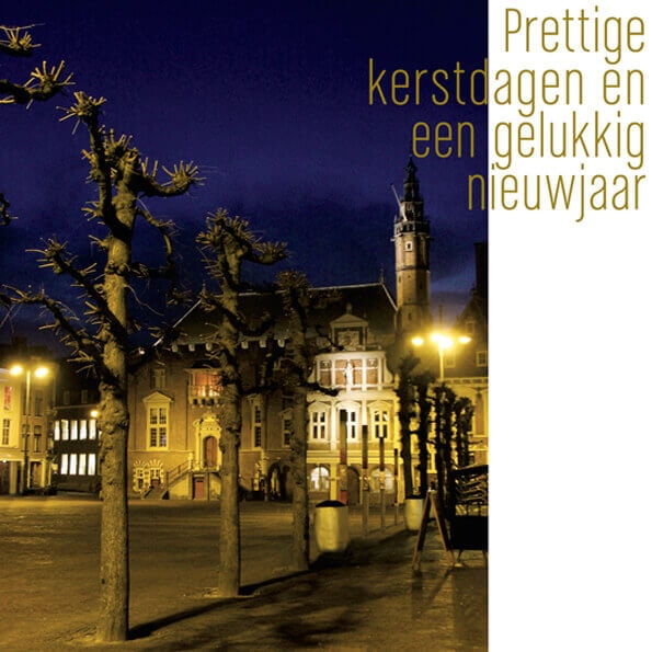 kerstkaart Haarlem, foto van sfeervol verlicht Stadhuis