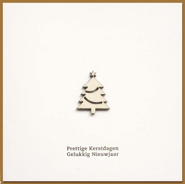 Kerstkaart met klein houten kerstboompje