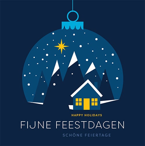 Kerstkaart Huisje in kerstbal in sneeuw landschap in blauw