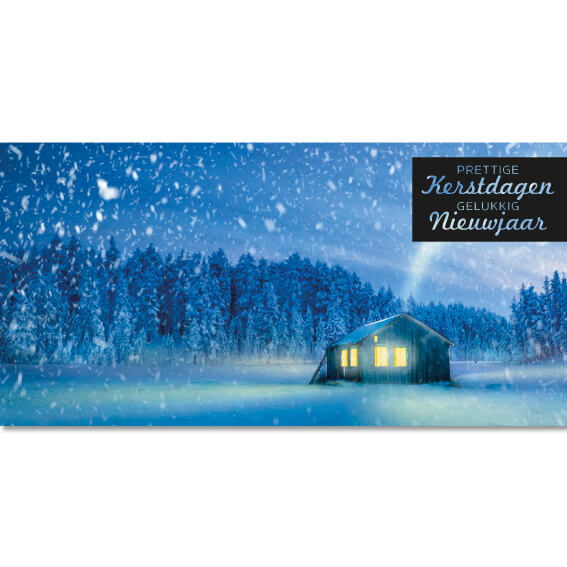 Kerstkaart met huisje  in besneeuwd winterlandschap.