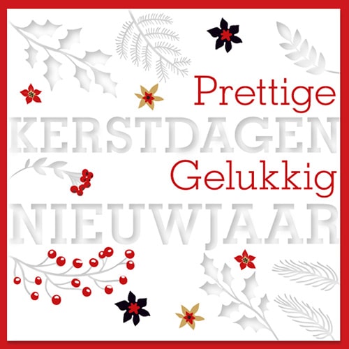 Kerstkaart met hulst en rode besjes in het wit.