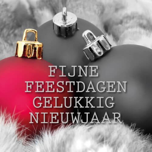 Kerstkaart met een rode en grijze kerstballen en zilverfolie kerstwens.