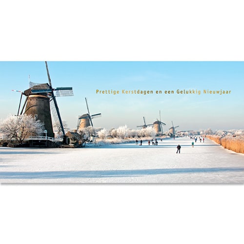 Kerstkaart winterlandschap molens naast bevroren water met schaatsers