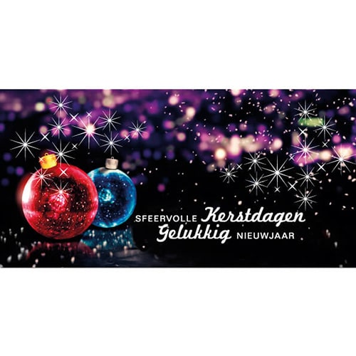 Kerstkaart sfeervol met kerstbal in rood en blauw