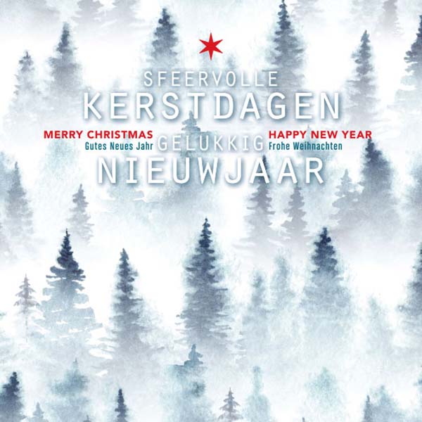 Kerstkaart met dennenbos in de sneeuw.