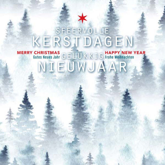 Kerstkaart met dennenbos in de sneeuw.