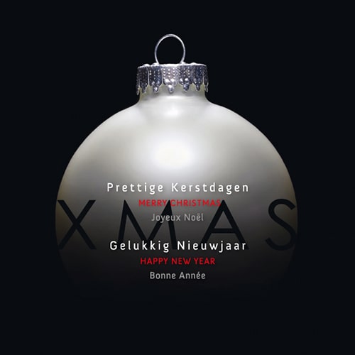 Kerstkaart witte kerstbal op zwarte achtergrond