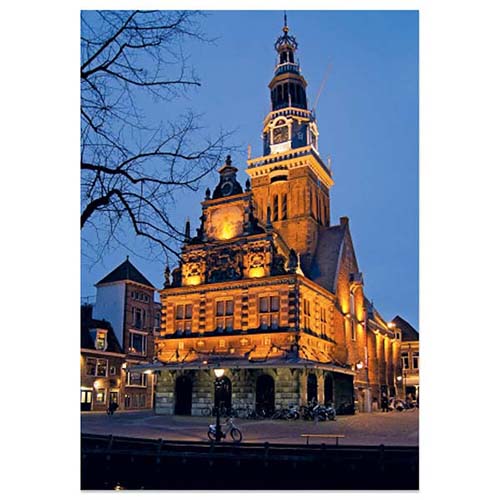 Ansichtkkaart Alkmaar Waaggebouw avond opname
